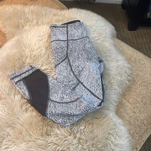 Lululemon Women’s Mid-Rise Leggings. Stasher pocket. Black lace cut-out. Size 8.